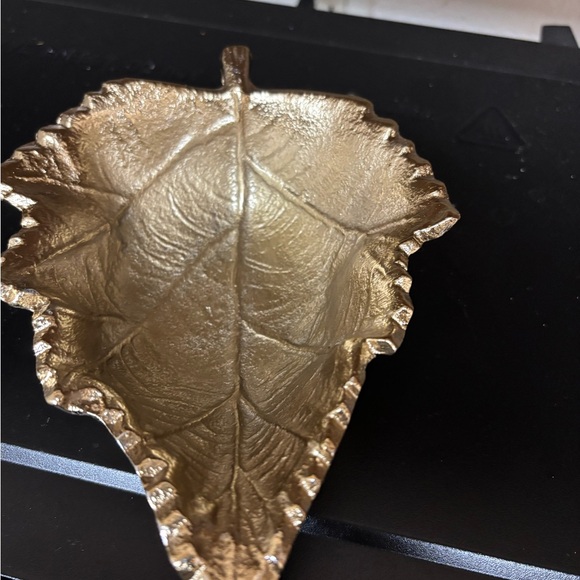 Gold Leaf-Shaped Decorative bar - Picture 1 of 3
